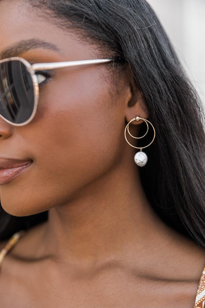 Grand Appearance Gold Circle Pearl Earrings